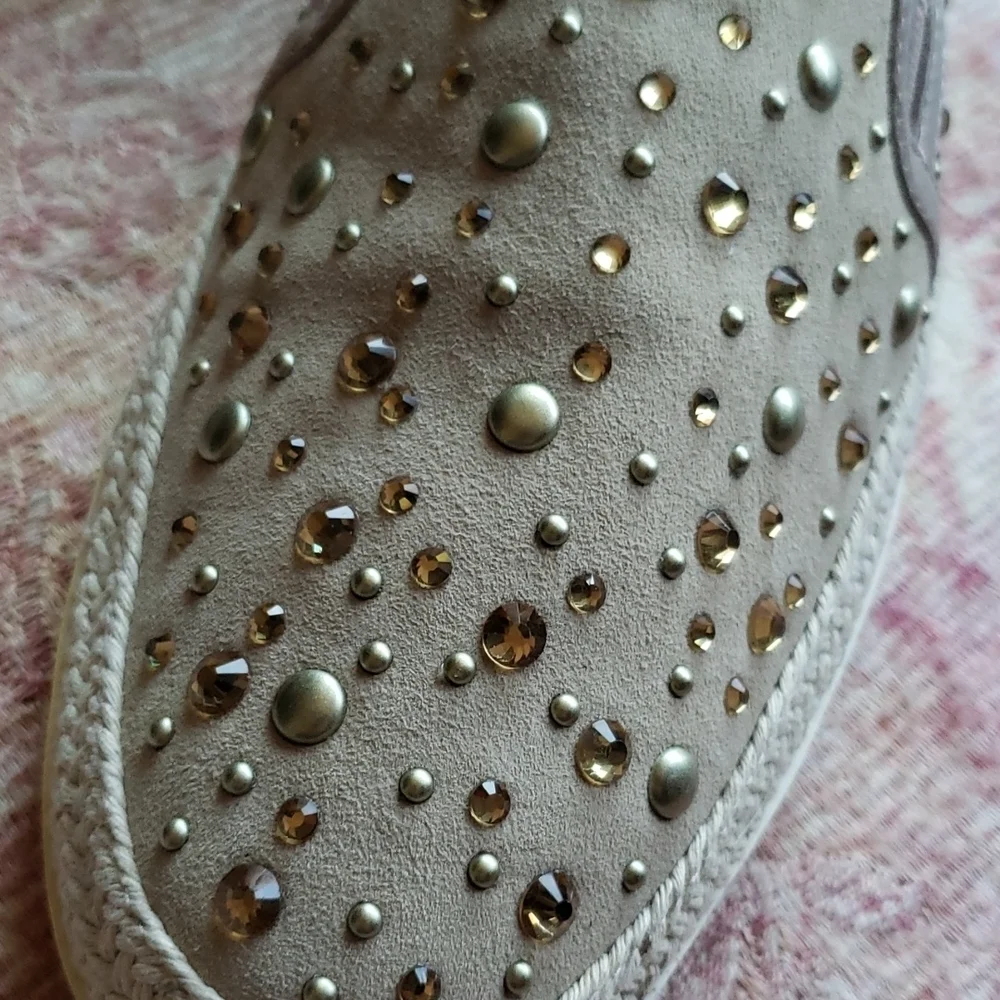Donald J Pliener 10 Pamelas beige suede rhinestone flats espadrilles